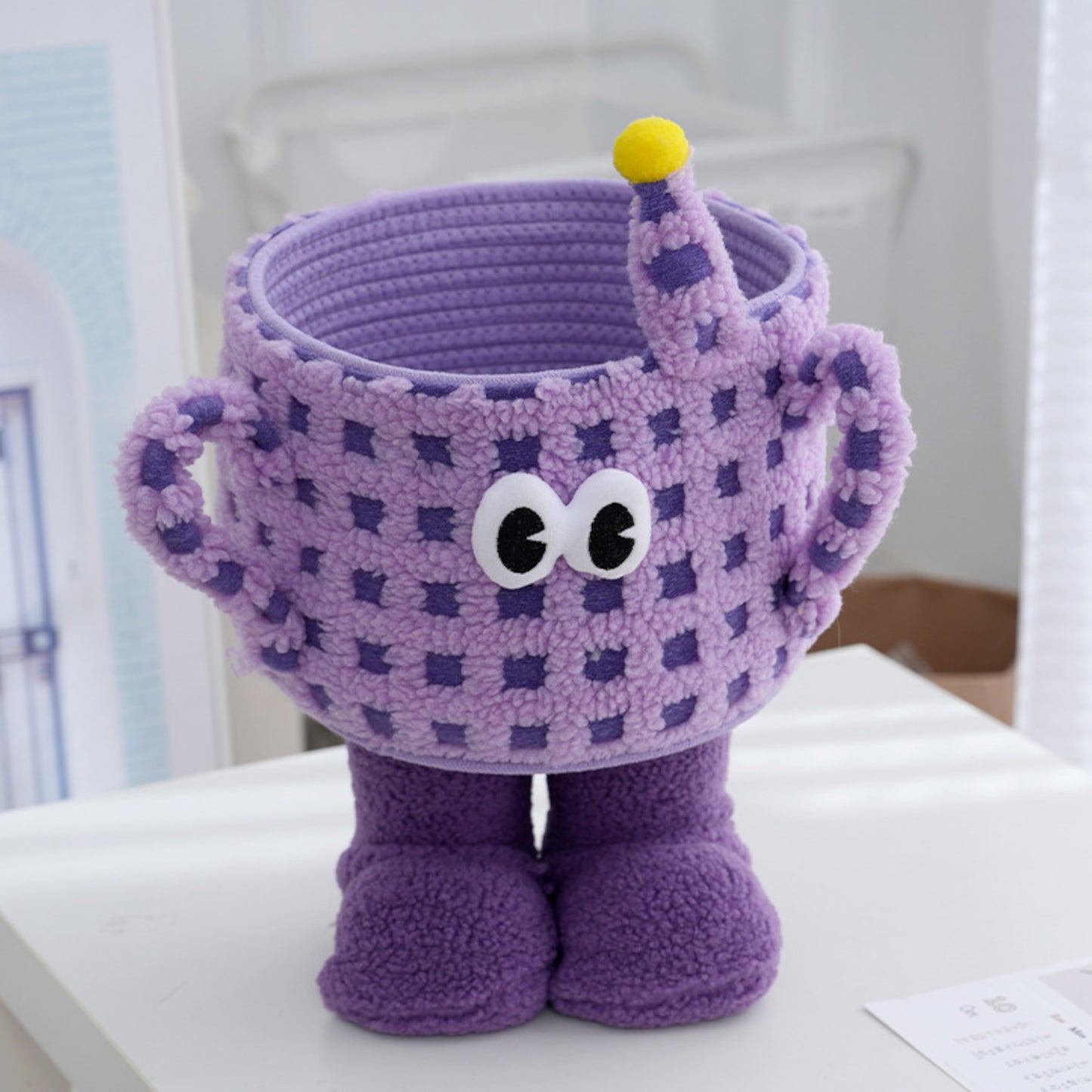 Peek-a-Boo Footed Crochet Basket