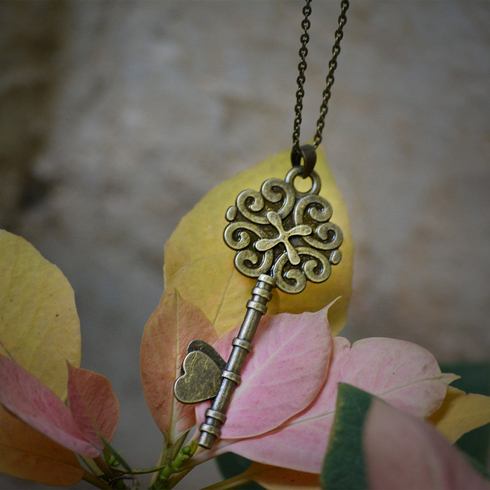 FLO's Dainty Cue Real Dried Flower Necklace